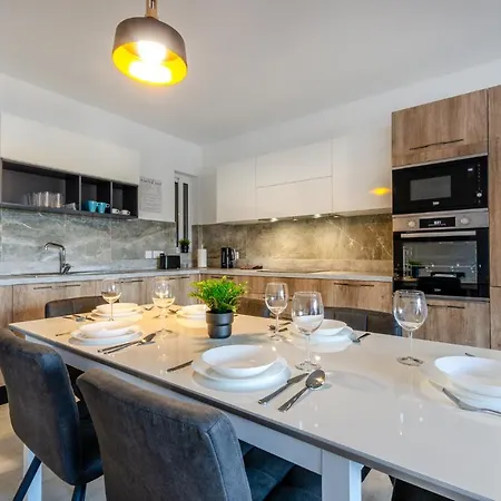 Ultra-modern 3br W/pool + Ac Near Ramla Bay & Cave Διαμέρισμα