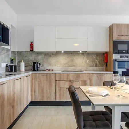 Ultra-modern 3br W/pool + Ac Near Ramla Bay & Cave Διαμέρισμα *