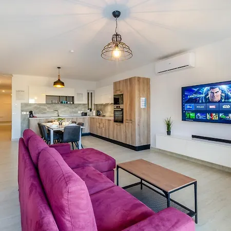 Ultra-modern 3br W/pool + Ac Near Ramla Bay & Cave Apartment