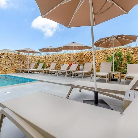 Ultra-modern 3br W/pool + Ac Near Ramla Bay & Cave Apartment