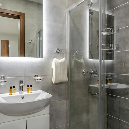 Ultra-modern 3br W/pool + Ac Near Ramla Bay & Cave *